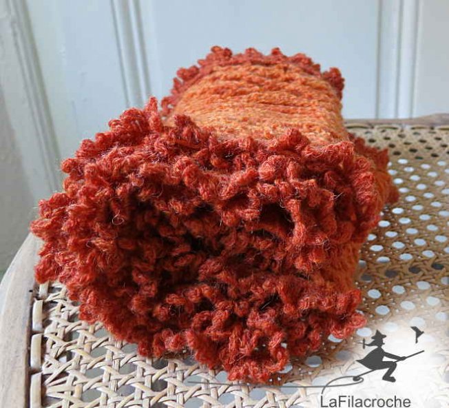 Écharpe orange au crochet