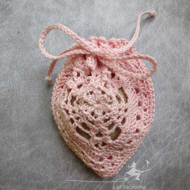 Bourse au crochet forme triangle