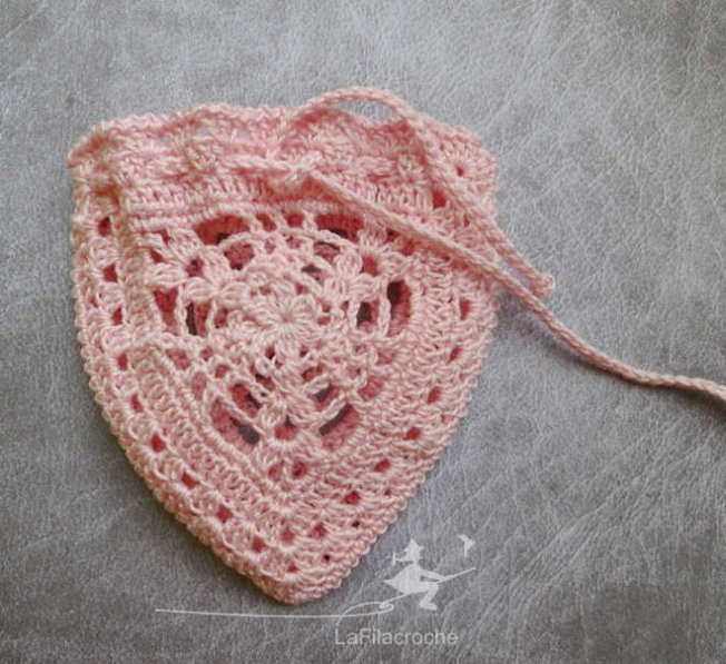 Pochette en dentelle au crochet