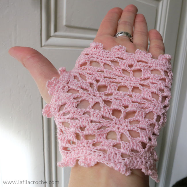 Mitaine en coton rose au crochet