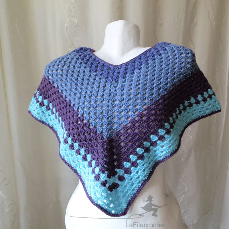 Poncho au crochet au point granny