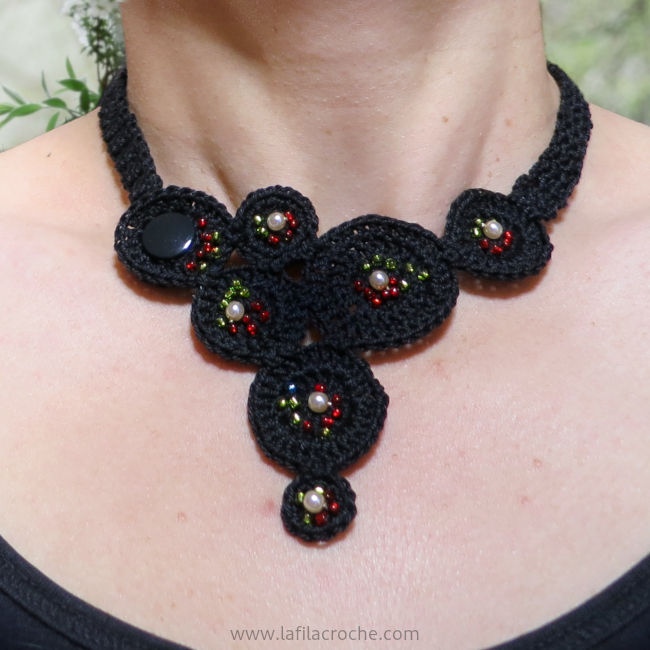 Collier au crochet avec des perles