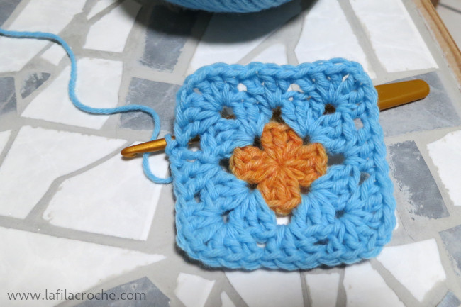 Carré au crochet jaune et bleu