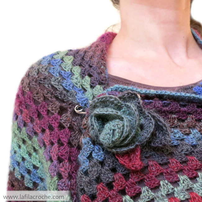 Châle et broche fleur au crochet