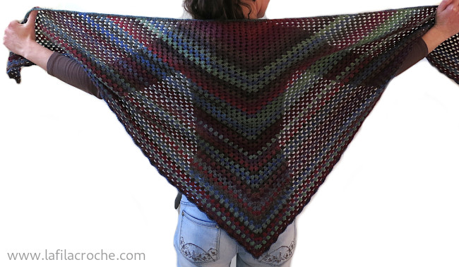 Châle triangle half granny au crochet