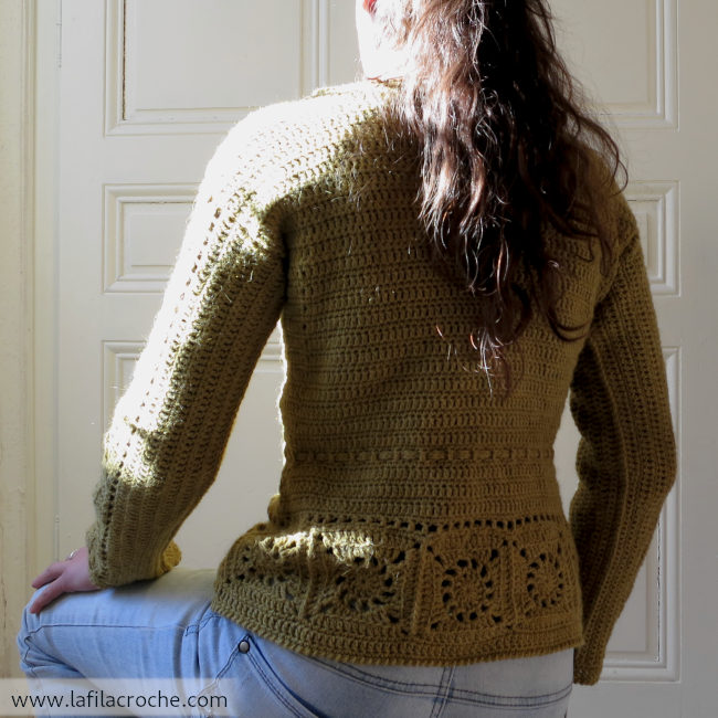 Pull au crochet vu de dos