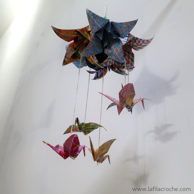 Mobile de lys et de grues en origami