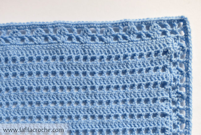 Couverture bébé bleue au crochet ajouré