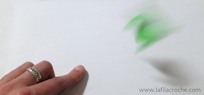 Grenouille origami en plein bond