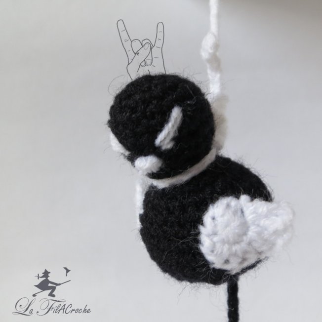 Oiseau noir et blanc au crochet