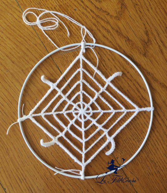 Mise en place de la toile d’araignée au crochet dans le cercle de métal