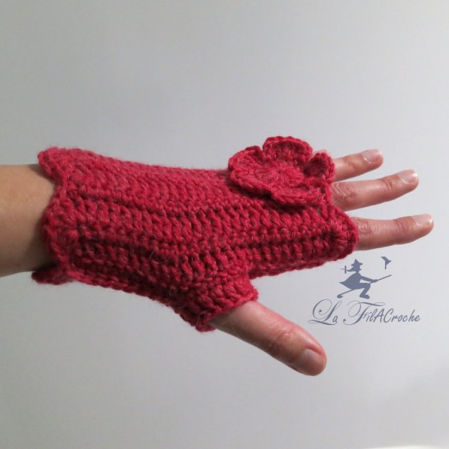 Mitaine rouge avec une fleur au crochet