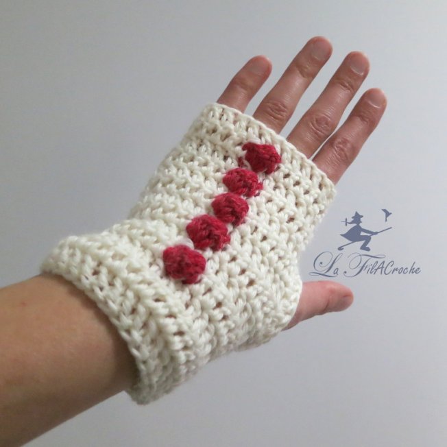 Mitaine blanche et rouge au crochet