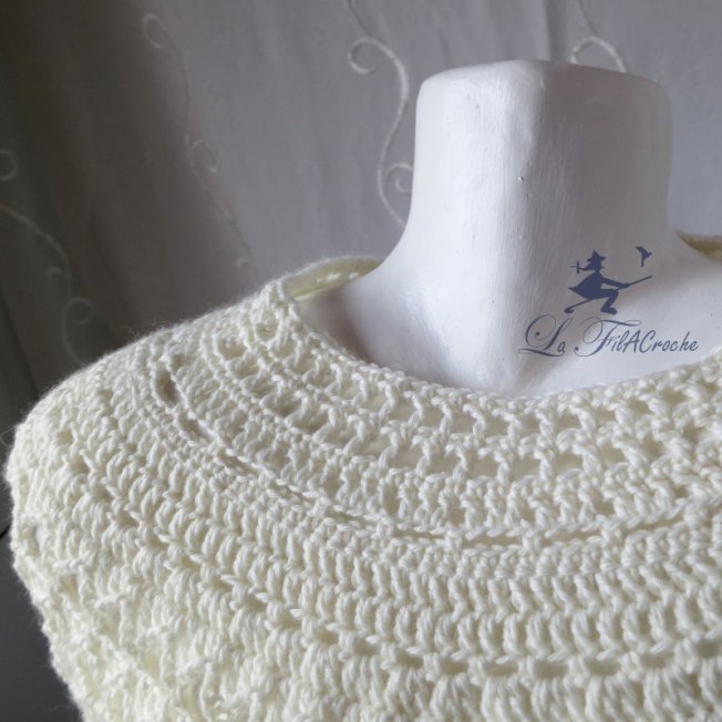 Détail encolure poncho au crochet
