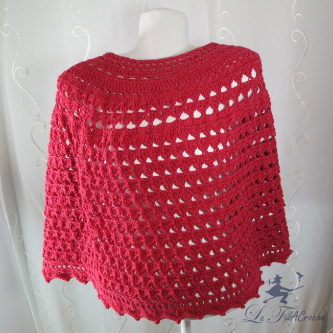 Poncho rouge au crochet