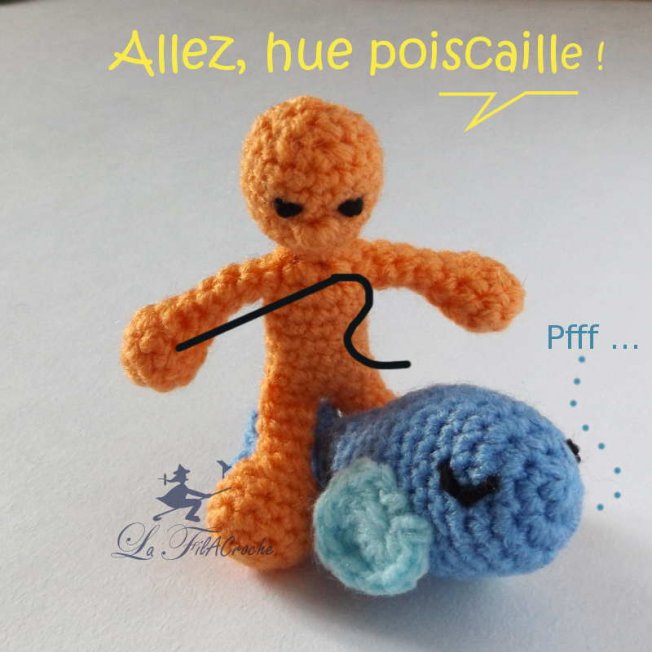 Amigurumi bonhomme qui chevauche un poisson au crochet