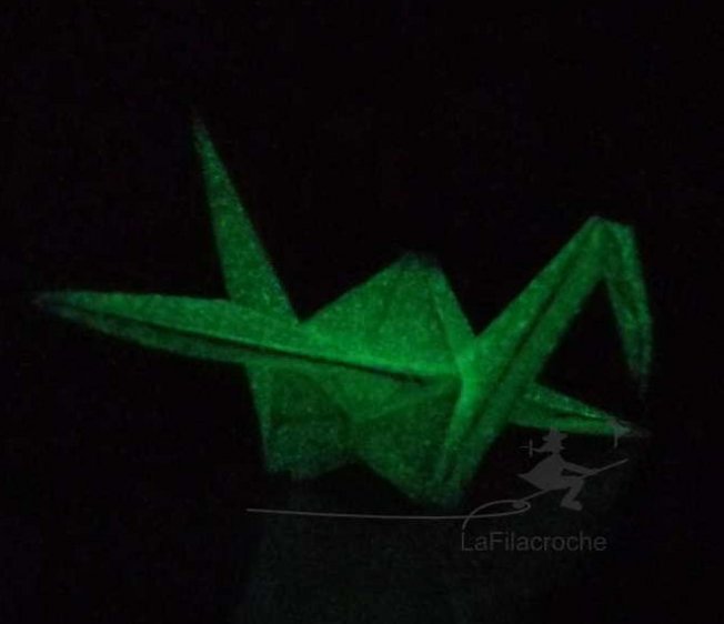 Grue origami en papier phosphorescent