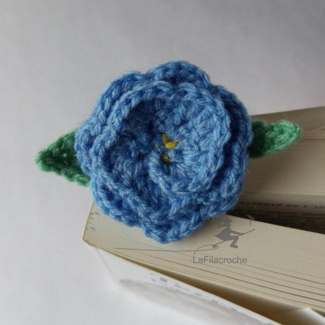 Marque-page fleur bleue au crochet