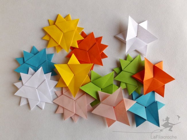 Étoiles et flocons multicolores en origami