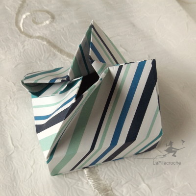 Boite en origami semi ouverte