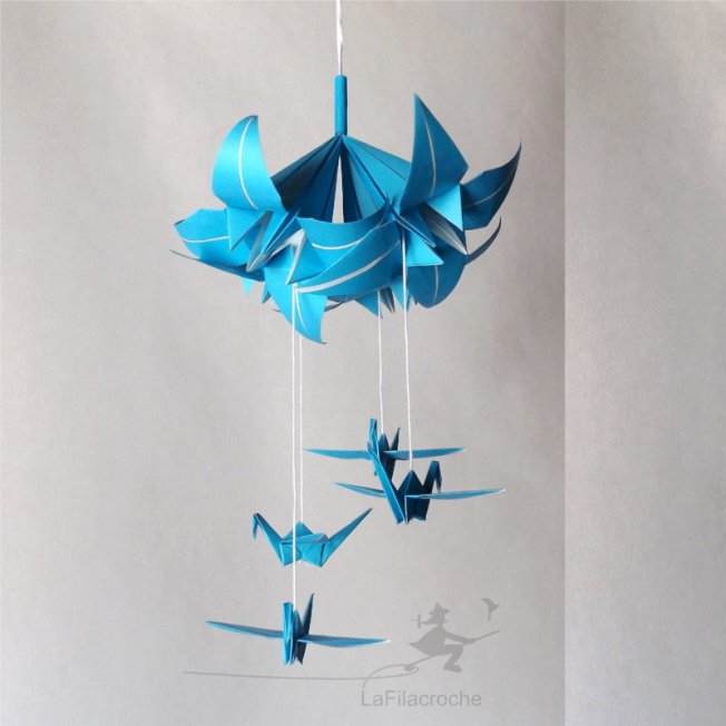 Mobile bouquet de lys bleu et grues en origami