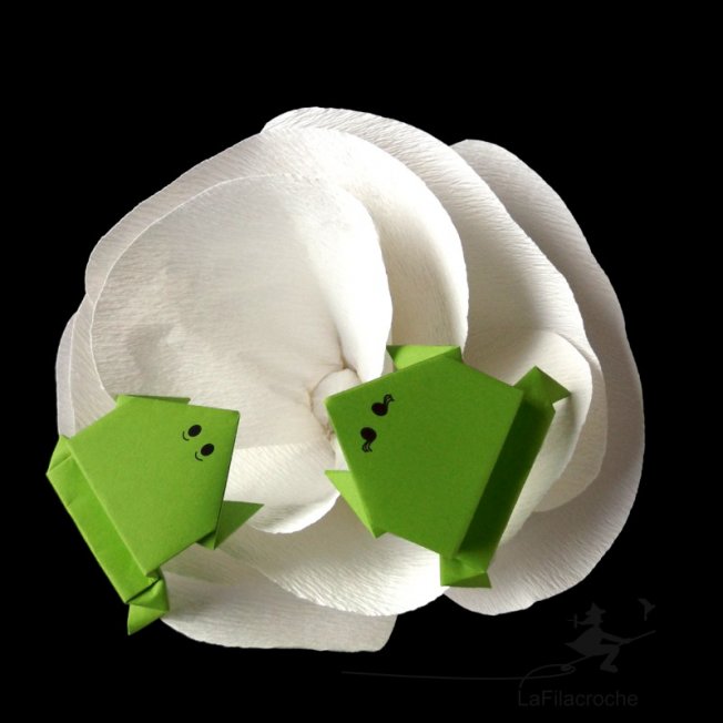 Grenouilles origami sur une fleur en papier crépon