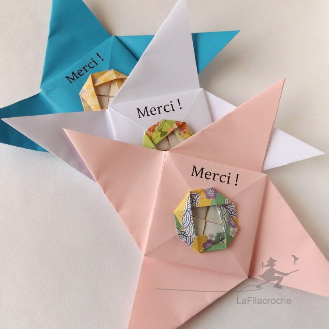 Menko ouverts avec un camélia en origami au centre