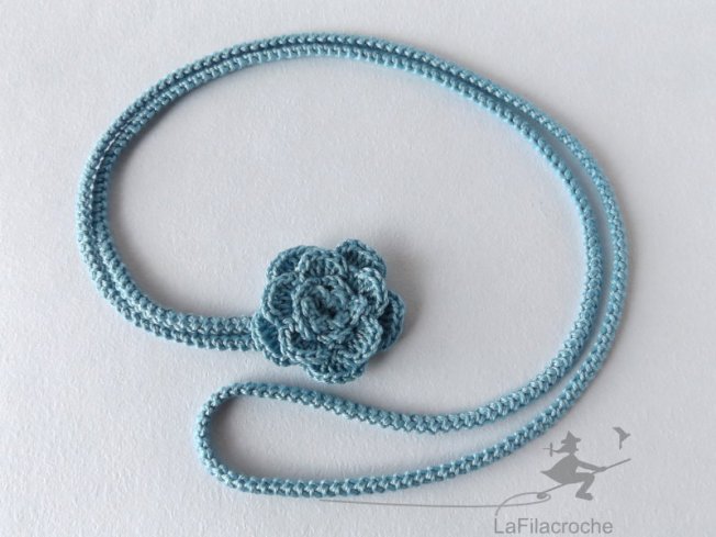 Collier fleur bleue au crochet sans fermoir
