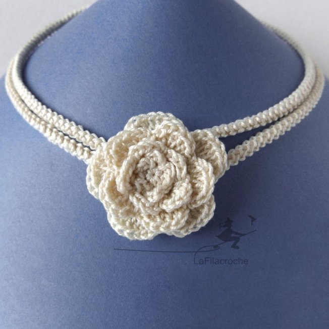 Collier fleur irlandaise écru