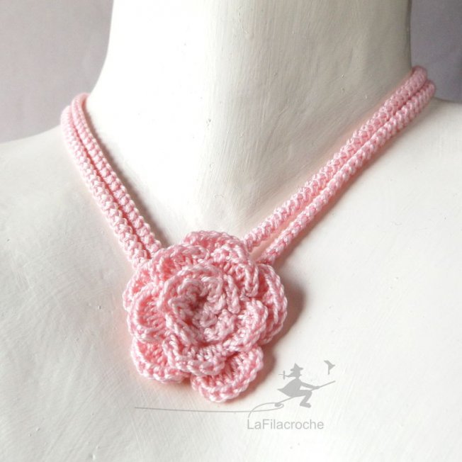Ras de cou fleur au crochet rose