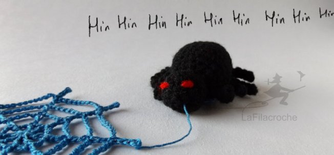 Araignée au crochet en train de tisser sa toile