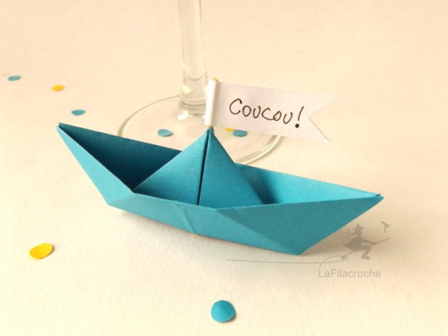 Bateau origami avec un mat porte nom