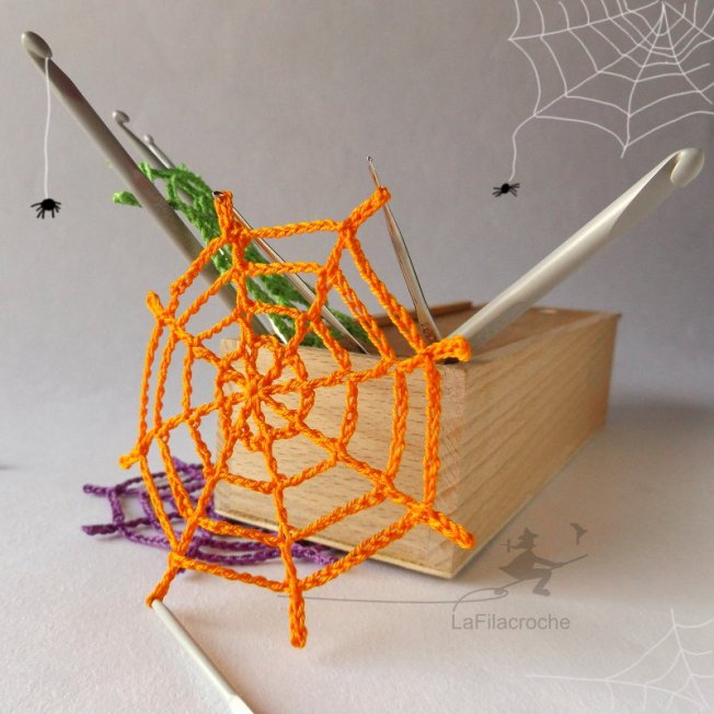 Toiles d’araignée au crochet sur des crochets