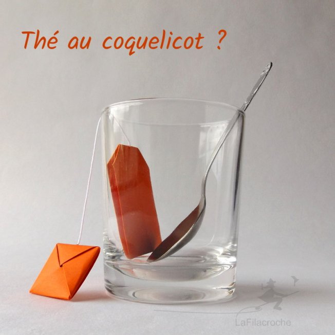 Sachet de thé en origami dans un verre