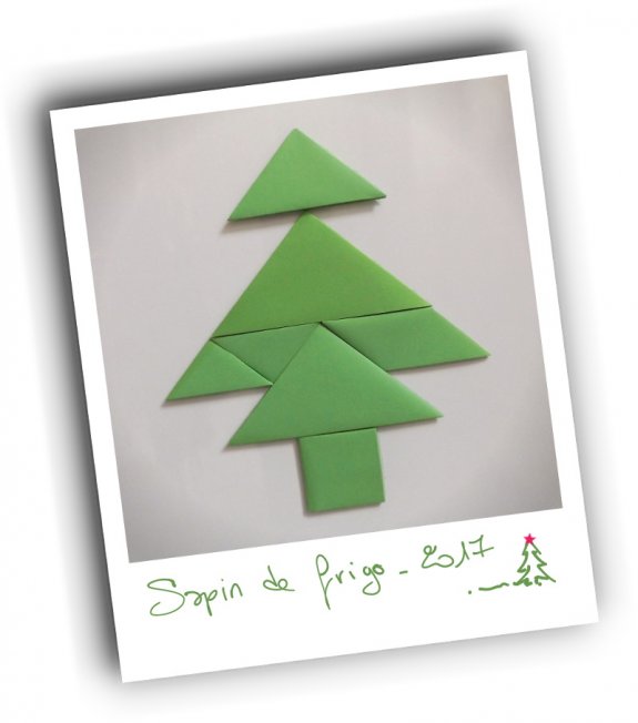 Tangram en origami disposé en forme de sapin