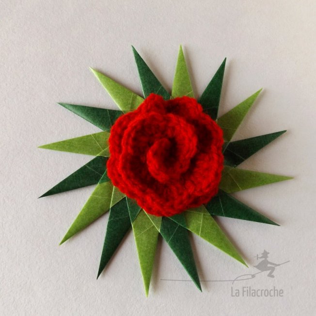 Soleil origami sous une fleur au crochet