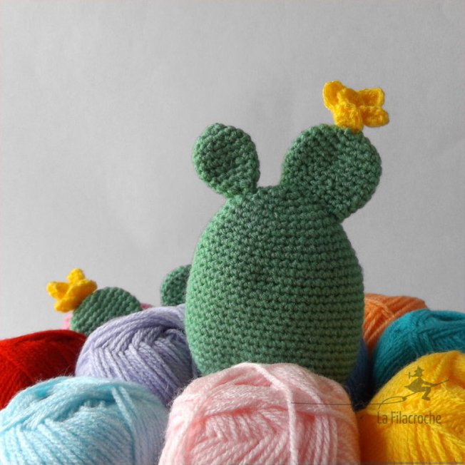 Ah tiens des pelotes déjà crochetées ! Amigurumi cactus dans mes pelotes