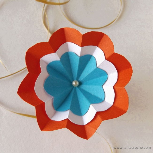 Cocarde en fleurs de papier
