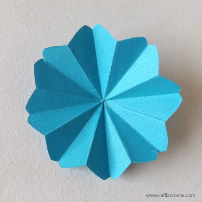 Fleur en papier ouverte