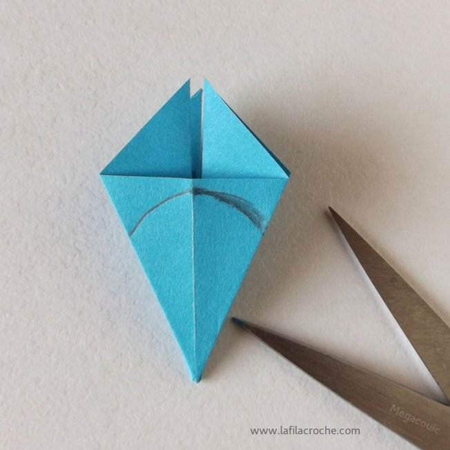 Tuto fleur en papier découpé étape 12