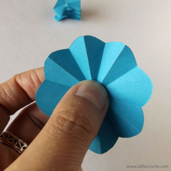 Tuto fleur en papier découpé étape 14