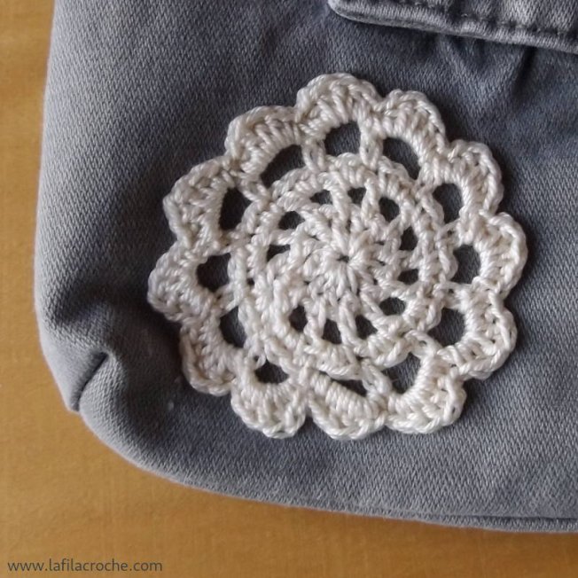L’appliqué rosette au crochet, le détail qui change tout Détail motif rosette cousu sur le sac
