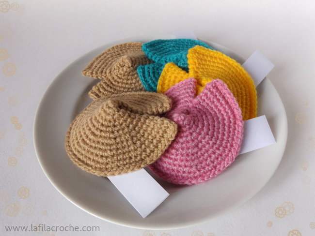 Assiette garnie d’amigurumis fortune cookies