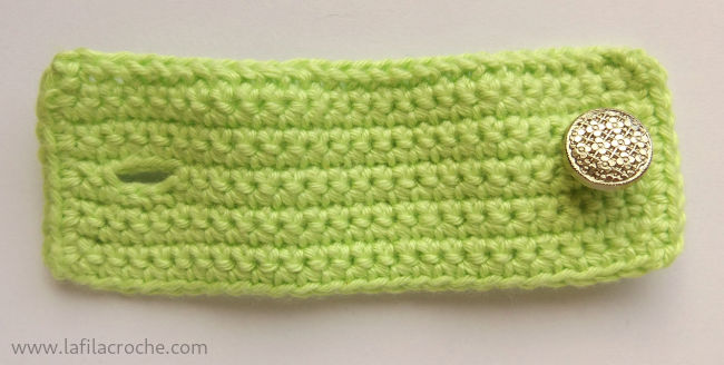 Un rectangle au crochet avec boutonnière et bouton