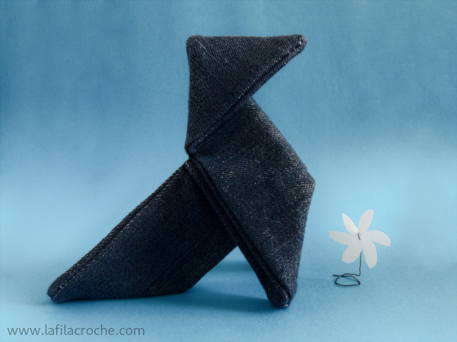 Une cocotte en tissu avec une fleur en papier
