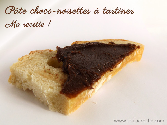 Tartine de pain avec de la pâte au chocolat et noisettes