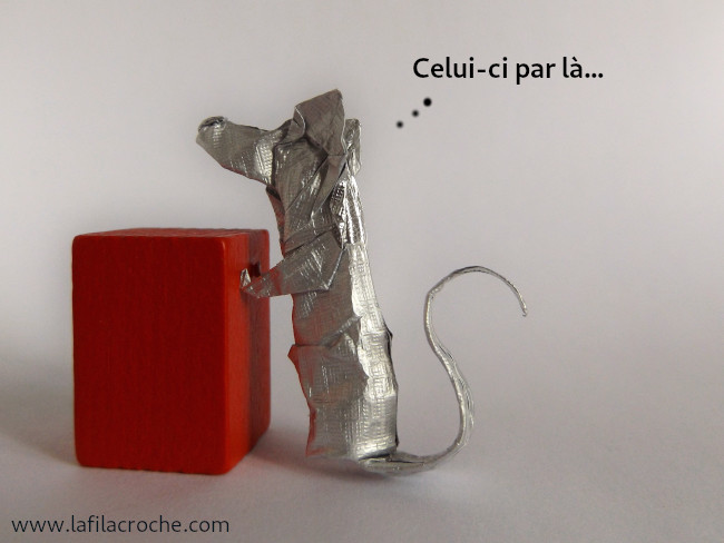 Un rat en origami pousse un bloc de bois rouge, il pense Celui-ci par là…