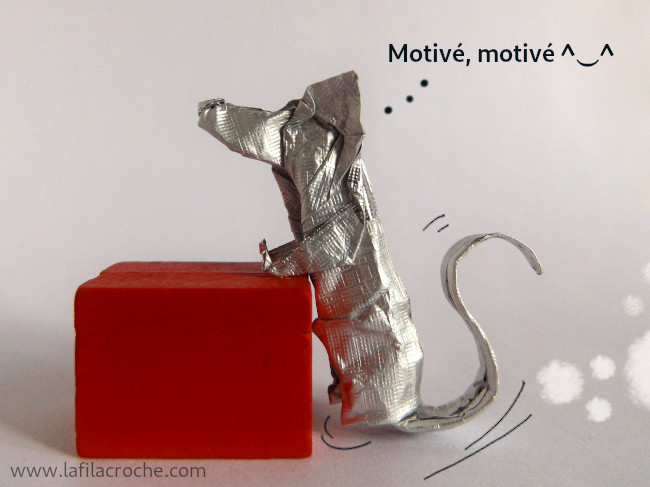 Le rat origami repasse dans l’autre sens avec son bloc, il pense Motivé, motivé