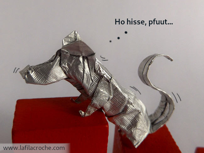 Le rat origami grimpe sur les blocs, il pense Ho hisse, pfuut…