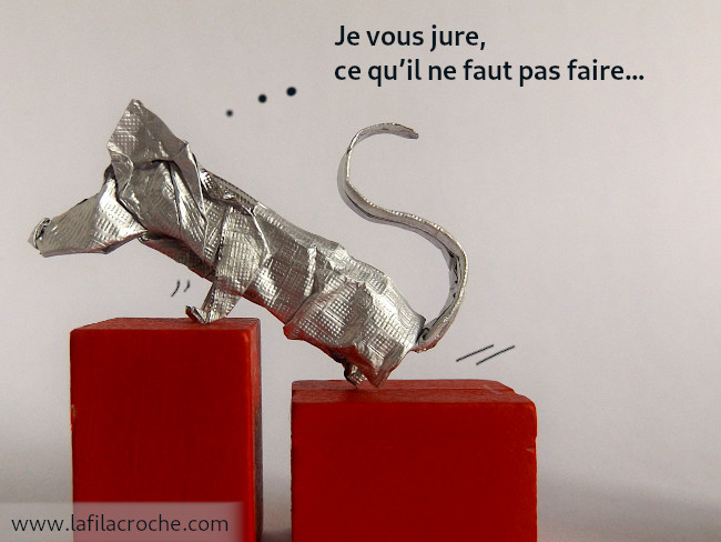 Le rat origami poursuit son escalade des blocs, il pense Je vous jure, ce qu’il ne faut pas faire…
